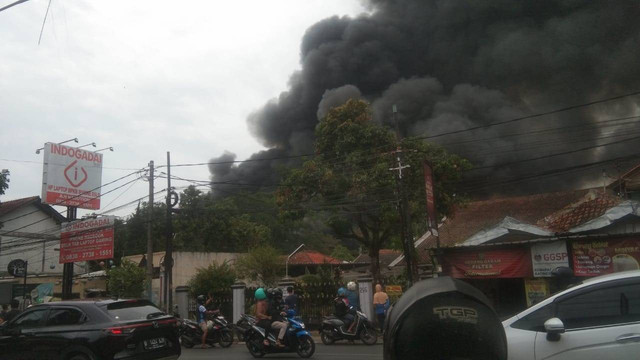 Kebakaran di PT Kasta Timbul, Kota Bandung, pada Rabu (15/11/2023). Foto: Dok. Istimewa