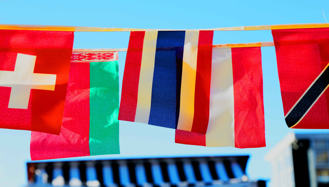 sumber: ilustrasi hubungan diplomasi internasional. international flags