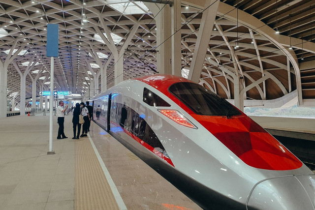 Kereta cepat Jakarta-Bandung, Whoosh. Foto: Ahmad Dwi Cahyadi/Shutterstock