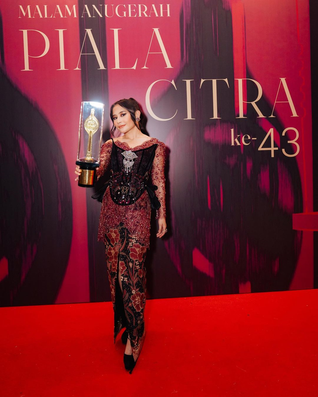 Prilly Latuconsina menjadi pemenang kategori Pemeran Pendukung Perempuan Terbaik di FFI 2023. Foto: Instagram prillylatuconsina96