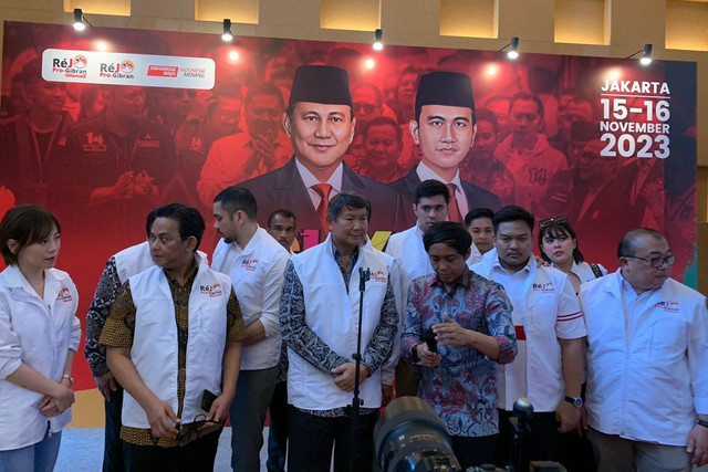 Wakil Ketua Dewan Pembina Partai Gerindra Hashim Djojohadikusumo (tengah) bersama Sekjen PSI Raja Juli Antoni di acara Guyub Nasional ReJO Pro Gibran di Merlyn Hotel, Jakarta, Rabu (15/11/2023). Foto: Luthfi Humam/kumparan