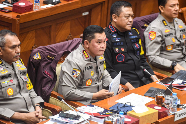 Kabaharkam Polri Komjen Fadil Imran (tengah) memberikan paparan saat Raker dengan Komisi III DPR di Kompleks Parlemen, Jakarta, Rabu (15/11/2023). Foto: Muhammad Adimaja/ANTARA FOTO
