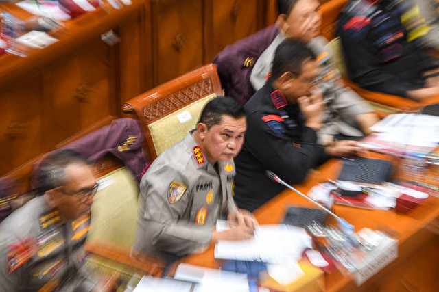 Kabaharkam Polri Komjen Fadil Imran memberikan paparan saat Raker dengan Komisi III DPR di Kompleks Parlemen, Jakarta, Rabu (15/11/2023). Foto: Muhammad Adimaja/ANTARA FOTO