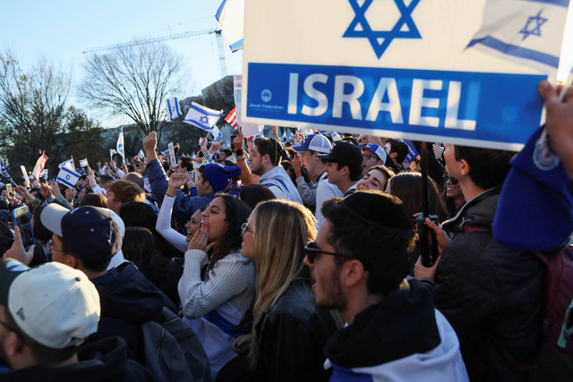 Warga Amerika Israel dan pendukung Israel berkumpul dalam solidaritas dengan Israel dan memprotes antisemitisme, di tengah konflik yang berlangsung antara Israel dan kelompok Palestina Hamas, selama rapat umum di National Mall di Washington (14/11). Foto: Leah Millis/REUTERS