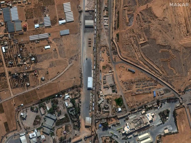 Gambar satelit yang menunjukkan truk-truk terkait bantuan kemanusiaan yang mengantri untuk memasuki perbatasan Rafah antara Gaza dan Mesir, Selasa, 7 November 2023. Foto: Maxar Technologies via AP