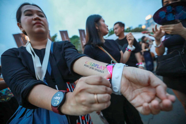 Penggemar grup musik asal Inggris, Coldplay mulai memadati area Gelora bung Karno, Senayan, Jakarta, Rabu (15/11). Foto: Aditia Noviansyah/kumparan