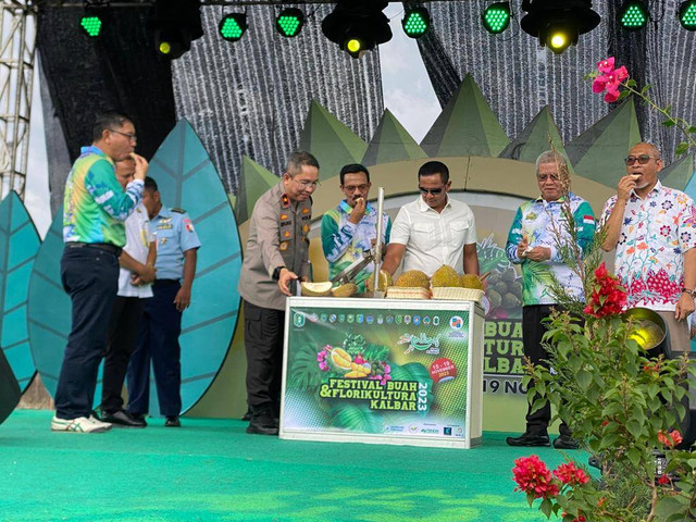 Pj Gubernur Kalbar, Harisson dan Tamu Undangan Makan Durian Bersama Setelah Membuka Secara Resmi Festival Buah dan Florikultura Kalimantan Barat. Foto: Yulia Ramadhiyanti