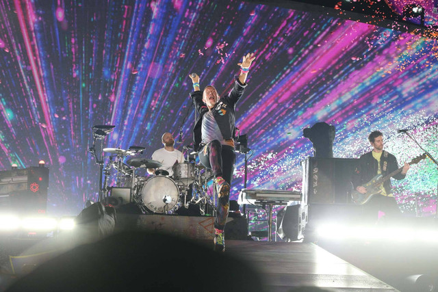 Grup musik Coldplay tampil di Stadion Utama Gelora Bung Karno, Jakarta, Rabu (15/11/2023). Foto: Aditia Noviansyah/kumparan