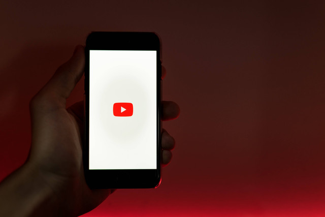 Ilustrasi media sosial YouTube. Foto: Szabó Viktor/pexels
