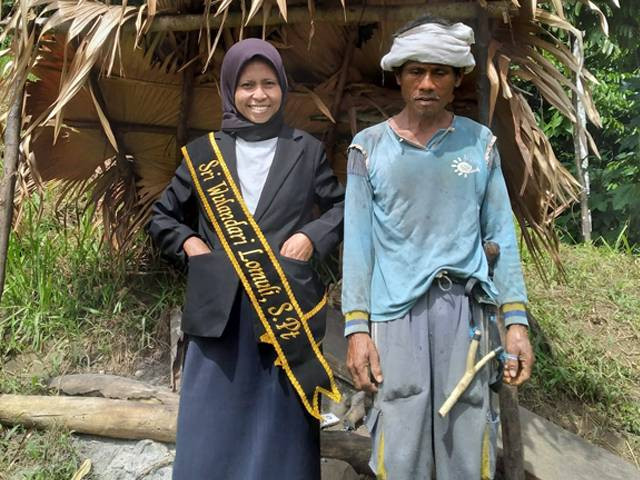 Sri Wulandari Lomuli berfoto bersama dengan ayahnya yang seorang petani pengidap Low Vision (kurang penglihatan), setelah dirinya berhasil meraih gelar sarjana peternakan. (foto: dokumen istimewa)