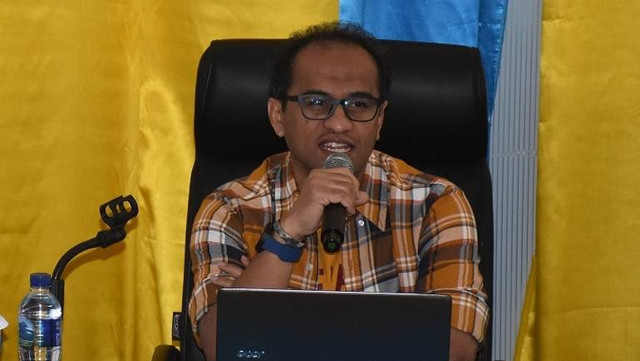 Eric Hiariej saat mengisi kuliah umum di FISIP Unpatti. Foto: fisip.unpatti.ac.id/
