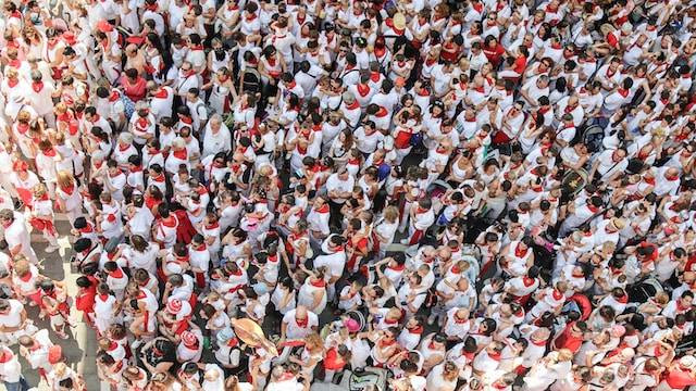 Ilustrasi pengertian pendekatan emik dan etik. Foto: Unsplash/San Fermin Pamplona - Navarra