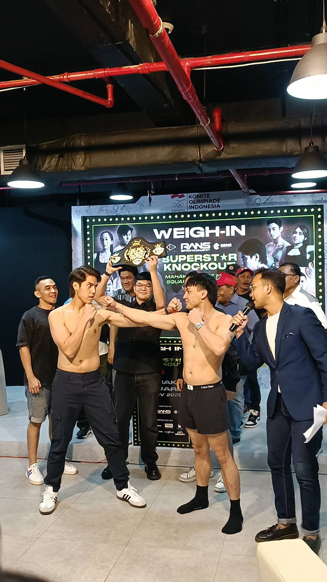 Jefri Nichol dan El Rumi dalam Momen Weigh In Superstar Knockout, Kawasan Sudirman, Jakarta Pusat Kamis (16/11/2023). Foto: Giovanni/kumparan