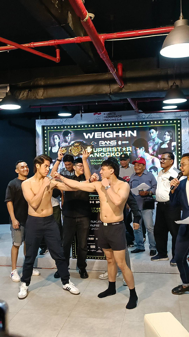 Jefri Nichol dan El Rumi dalam Momen Weigh In Superstar Knockout, Kawasan Sudirman, Jakarta Pusat Kamis (16/11/2023). Foto: Giovanni/kumparan