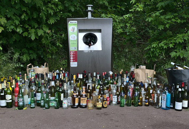 Ilustrasi contoh kerajinan limbah lunak anorganik. Sumber: www.unsplash.com