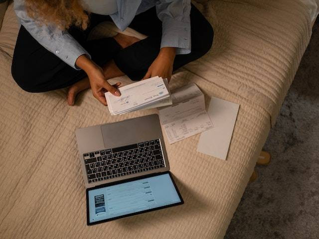 Ilustrasi perbedaan invoice dan kwitansi. Foto: Pexels. 