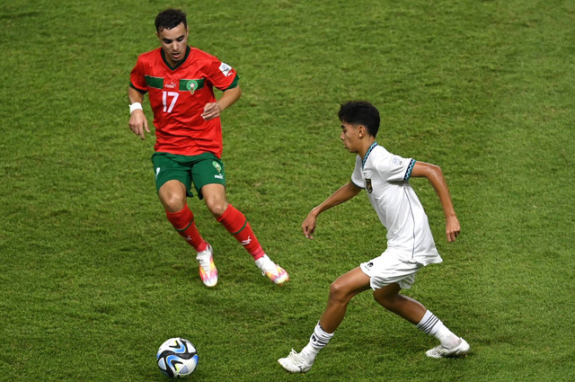 Pemain Timnas Indonesia Welber Jardim (kanan) menggiring bola dikawal pemain Timnas Maroko Abdelhamid Maali dalam pertandingan penyisihan Grup A Piala Dunia U-17 2023 di Stadion Gelora Bung Tomo (GBT), Surabaya, Jawa Timur, Kamis (16/11/2023). Foto: Aditya Pradana Putra/ANTARA FOTO