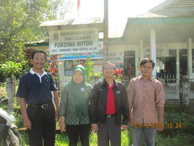 Profesor Riset BRIN, Mukh Syaifudin (paling kiri) saat melakukan penelitian terkait paparan radiasi alam di Mamuju pada Maret 2015 (Sumber: dok. pribadi Mukh Syaifudin).