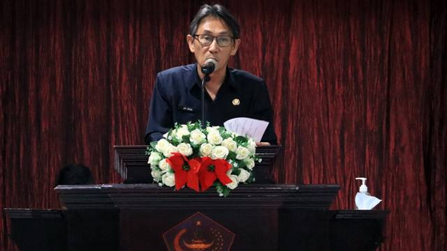 Penjabat Bupati Sitaro, Joi Eltiano B Oroh, saat menyampaikan penjelasan Kepala Daerah terkait Ranperda APBD TA 2024