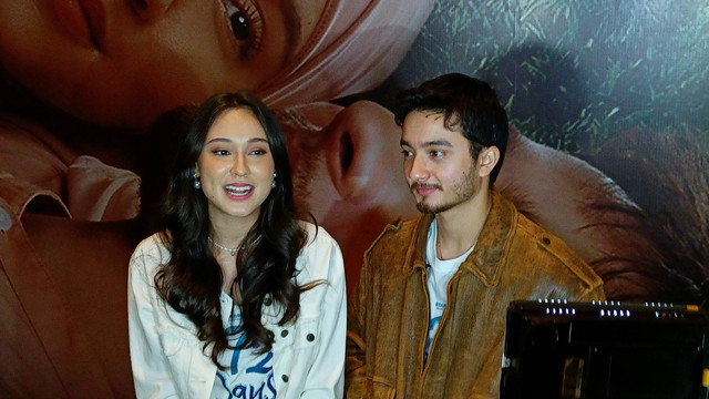 Yasmine Napper (kiri) dan Bryan Domani (kanan) usai hadiri press screening Film 172 Days, Kamis (16/11/2023).  Foto: Aprilandika Pratama/kumparan