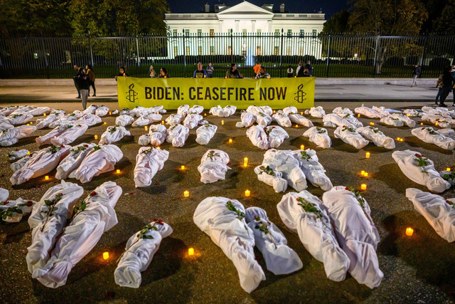 Sejumlah instalasi jenazah berkain putih yang mewakili para korban konflik Israel-Hamas, terlihat tergeletak di depan Gedung Putih di Washington, DC, AS, Rabu (15/11/2023). Foto: Mandel Ngan/AFP