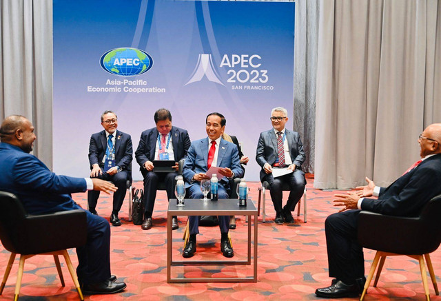 Presiden Joko Widodo menggelar pertemuan trilateral bersama dengan Perdana Menteri Papua Nugini James Marape dan Perdana Menteri Fiji Sitiveni Rabuka di Moscone North, San Francisco, Amerika Serikat, pada Kamis, 16 November 2023. Foto: Laily Rachev/Biro Pers Sekretariat Presiden