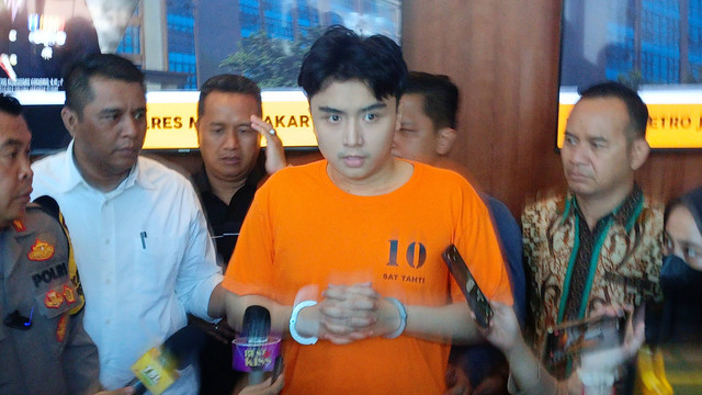 Putra aktor Willy Dozan, Leon Dozan, resmi ditahan atas dugaan pelecehan institusi Polri dan dugaan penganiayaan. Foto: Aprilandika Pratama/kumparan