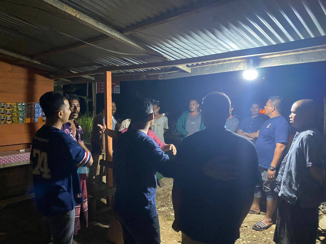 Tim Subdit V Cyber Crime Ditreskrimsus Polda Lampung saat menangkap pelaku di Aceh. | Foto: Dok Polda Lampung.