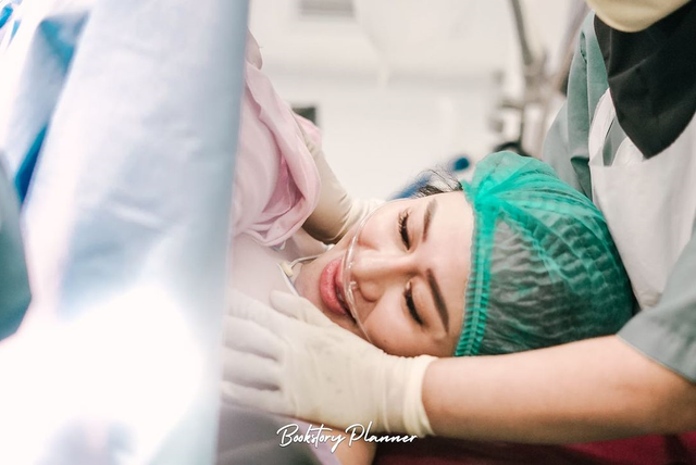 Denise Chariesta melahirkan anak pertamanya. Foto: Instagram/bookstory.planner