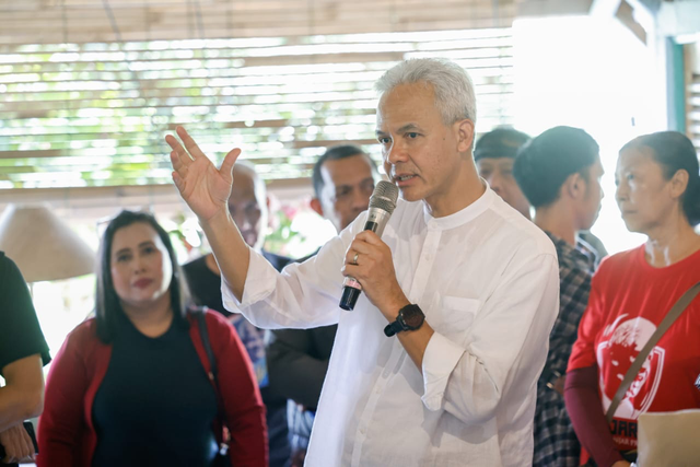 Capres Ganjar Pranowo saat saat berdiskusi dengan puluhan relawan di Desa Mekargalih, Kecamatan Jatiluhur, Kabupaten Purwakarta, Jawa Barat, Jumat (17/11/2023). Foto: Dok. Istimewa