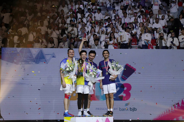 Vincent Rompies/Duta Modjo dari Indonesia dan  Fazley Yaakob/Imran Aqil dari Malaysia menaiki podium usai bertanding dalam Tepok Bulu 2023 di Istora Senayan, Jakarta, Jumat (17/11/2023). Foto: Jamal Ramadhan/kumparan