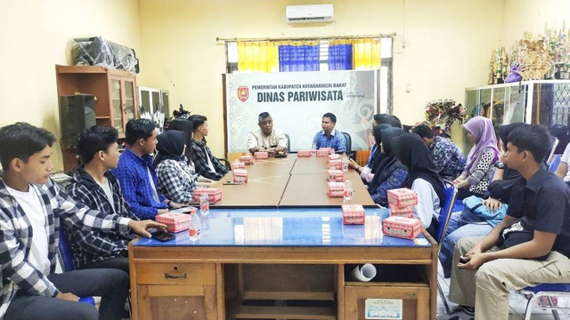 Sejumlah peserta yang terdiri milenial dan gen z di Kabupaten Kotawaringin Barat mengikuti acara pembekalan jambore Generasi Pesona Indonesia (Genpi) Kobar di dinas setempat, Jum'at (17/11). Foto: Lukman Hakim/InfoPBUN