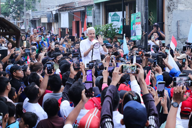 Capres Ganjar Pranowo saat berdiskusi bareng serikat buruh Tangerang di Perum Mustika, Tigaraksa, Kabupaten Tangerang, Jumat (17/11/2023). Foto: Dok. Istimewa
