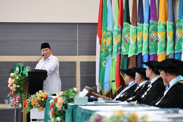 Capres Prabowo Subianto bersama Gubernur Jawa Timur Khofifah Indar Parawansa menghadiri Pengukuhan Guru Besar Kehormatan Universitas Islam Malang. Foto: Tim Media Prabowo Subianto