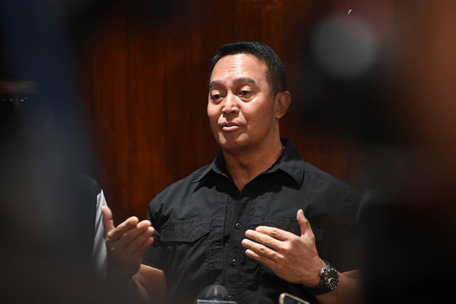 Wakil ketua Tim Pemenangan Nasional (TPN) pasangan capres cawapres Ganjar Pranowo-Mahfud MD, Andika Perkasa memberikan keterangan pers saat rapat konsolidasi di Jakarta, Sabtu (18/11/2023). Foto: M Risyal Hidayat/ANTARA FOTO