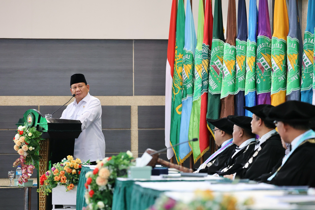 Capres Koalisi Indonesia Maju Prabowo Subianto dalam Pengukuhan Guru Besar Kehormatan Universitas Islam Malang kepada Prof. (HC. UNISMA) Dr. H. Ali Masykur Musa, SH., M.Si., M. Hum., di Malang, Sabtu, (18/11/2023). Foto: Dok. Istimewa