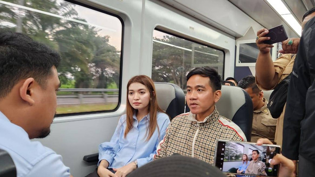 Momen Cawapres Gibran Rakabuming Raka keretaan bareng Wali Kota Medan Bobby Nasution dari Bandara Kualanamu menuju Kota Medan, Sabtu (18/11/2023). Foto: Dok. Istimewa