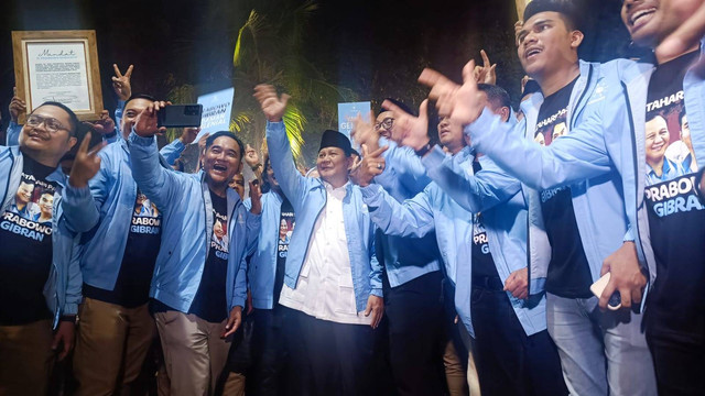 Prabowo Subianto menghadiri deklarasi dukungan dari relawan Matahari Pagi di Rumah Kertanegara Nomor 4, Sabtu (18/11/2023). Foto: Thomas Bosco/kumparan