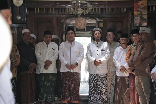 Para kiai dan ulama hadiri silaturahmi Masyayikh dalam kegiatan Pertemuan Badal Thoriqoh Qodiriyah Wan Naqsabandiyah di Desa Lajer, Kecamatan Ambal, Kabupaten Kebumen, Jawa Tengah, Sabtu (18/11/2023). Foto: Dok. Istimewa