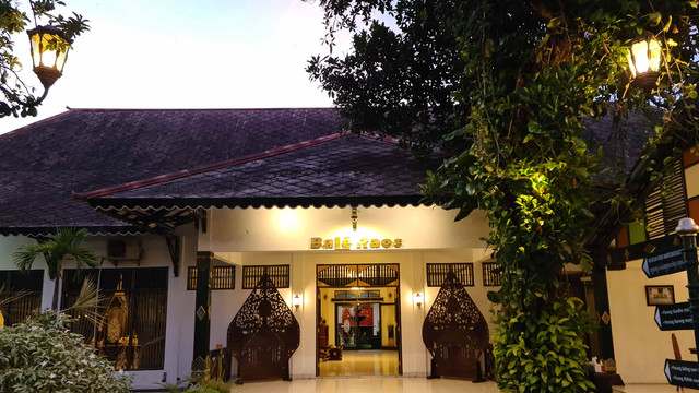 Restoran Bale Raos yang mengusung konsep tradisional khas Kraton Yogyakarta. Foto: dokumentasi pribadi