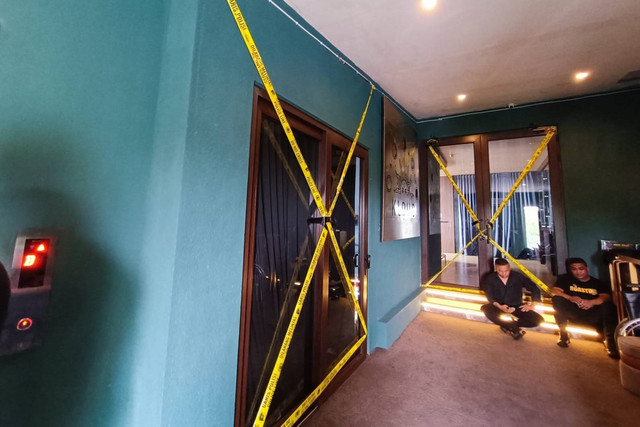 Garis polisi terpasang di salah satu  tempat hiburan di Jalan Senopati, Jakarta Selatan, Minggu (19/11/2023). Foto: Hedi/kumparan