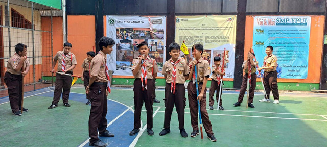 Kegiatan pramuka siswa Sumber: Dokumentasi Sekolah