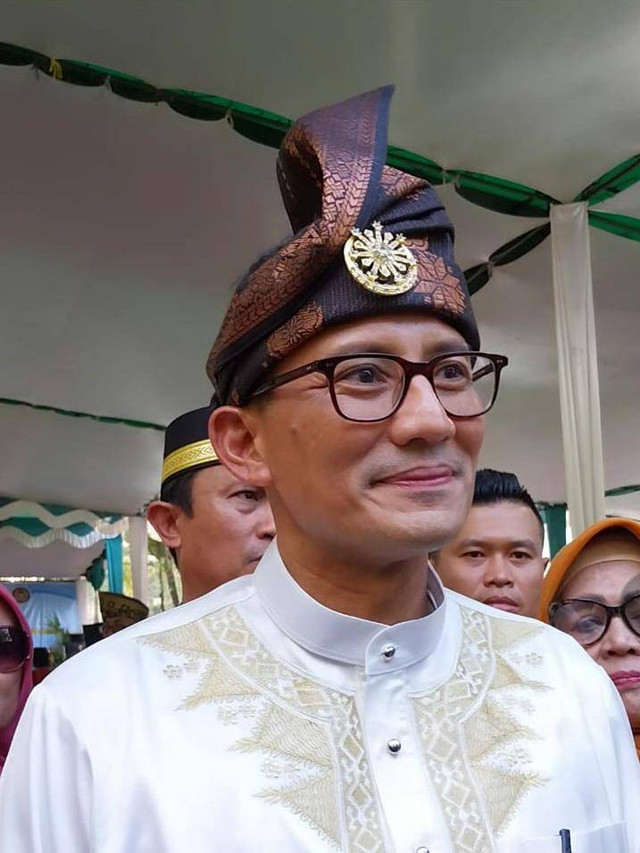 Sandiaga Uno mengenakan Tanjak. Foto: Rere Hutapea/Hi!Pontianak