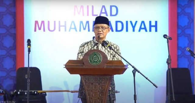 Ketua Umum PP Muhammadiyah Haedar Nashir memberikan sambutan di Milad Muhammadiyah  di Gedung Sportorium Universitas Muhammadiyah Yogyakarta pada Sabtu (18/11). Foto: Youtube/ Muhammadiyah Channel