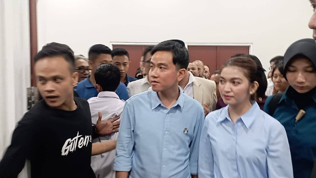 Cawapres Gibran Rakabuming Raka menghadiri acara Silaturahmi Nasional Desa 2023 di Indonesia Arena, Gelora Bung Karno, Jakarta Selatan, Minggu (19/11/2023). Foto: Fadlan/kumparan