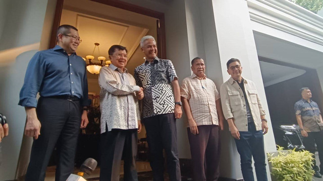 Capres Ganjar Pranowo bersama Tim Pemenangan Nasional (TPN) Ganjar-Mahfud menyambangi kediaman Wakil Presiden RI ke-10 dan ke-12 Jusuf Kalla di kediamannya di Jalan Brawijaya, Jakarta, Minggu (19/11/2023). Foto: Hedi/kumparan