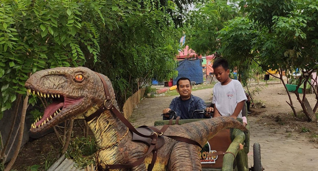 Menunggangi Dokar Dinosaurus di Taman Dinosaurus Potorono 