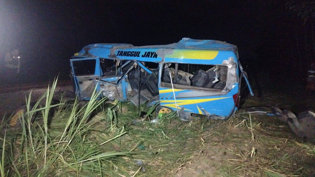 Mobil elf tertabrak kereta api di Lumajang. Foto: Dok. Istimewa