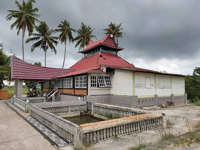 Surau Syekh Paseban di Kelurahan Koto Panjang Ikua Koto, Kecamatan Koto Tangah, Kota Padang, Sumatra Barat, Indonesia. Foto. Zhilal Darma (https://commons.wikimedia.org/wiki/File:Surau_Syekh_Paseban_2020_02b.jpg)