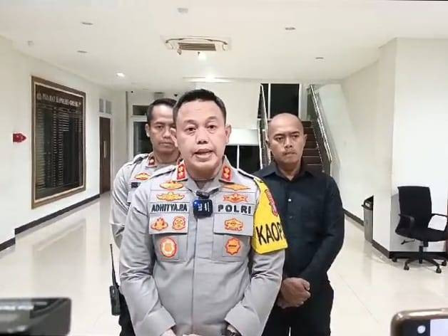 Kapolres Sleman, Adhitya Panji Anom saat berpangkat AKBP, bicara soal kerusuhan suporter sepak bola dan aparat di Gresik usai laga Gresik United vs Deltras FC di area Stadion Gelora Joko Samudro, 19 November 2023. Foto: dok mili.id